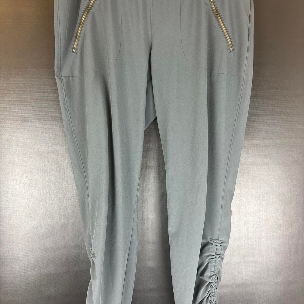 Womens Athleta capri Gray joggers with gold zipper detail  size 8